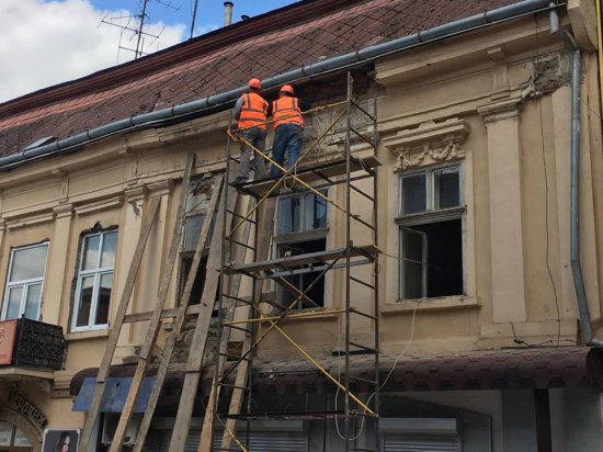Сьогодні, 10 квітня, в Ужгороді на вулиці Волошина з одного з будинків відвалився шматок фасаду.

