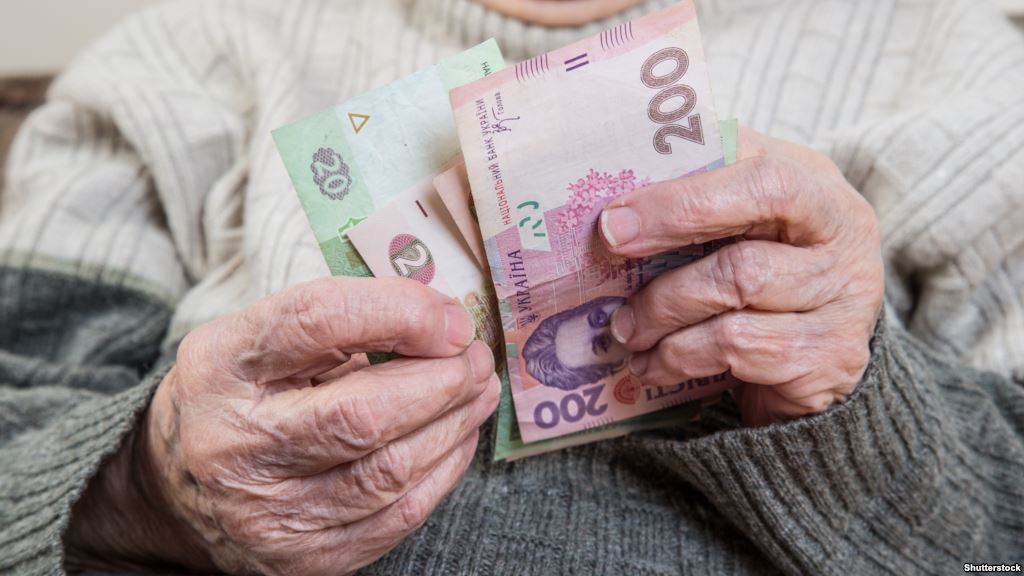 По данным Министерства социальной политики, размер средней пенсии в стране составляет 1,9 тысячи гривен.
