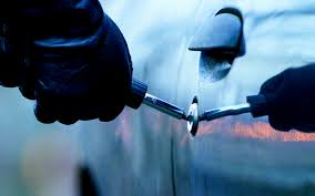 Протягом доби на Закарпатті поліція затримала двох злочинців за крадіжки з автівок. Серед затриманих є неповнолітній.