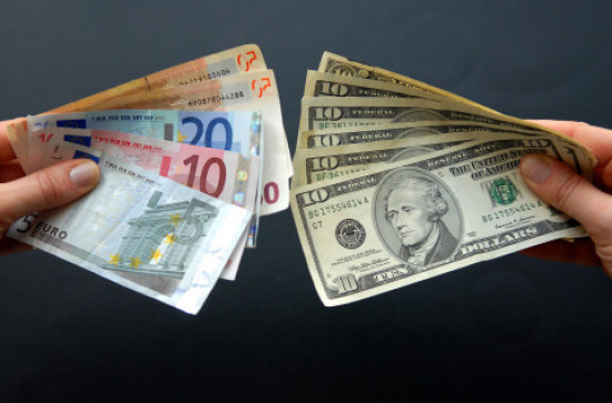 Нацбанк опустил курс гривни к доллару до 23,88 гривны за доллар. Официальный курс гривны к доллару опустился на 29 копеек, евро - на 22 копейки.