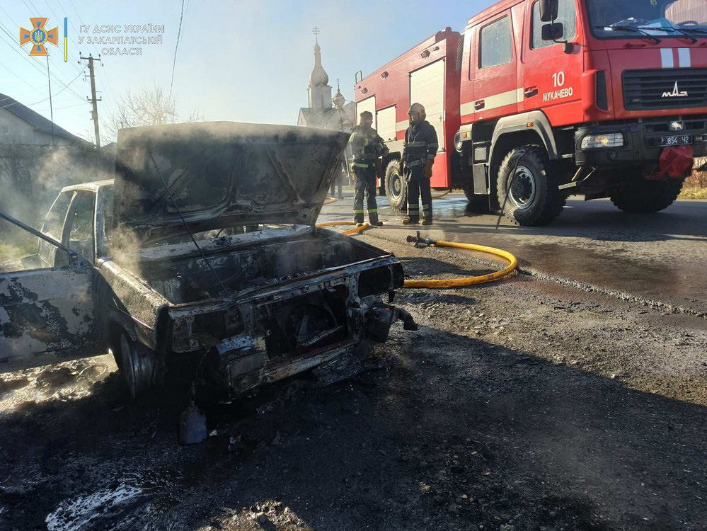 На Мукачівщині під час руху загорівся легковий автомобіль. 