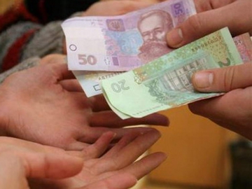 В Україні середня заробітна плата в січні 2015 р. склала 3 тис. 455 грн, що на 13,9% (або 557 грн) менше порівняно з 4 12 тис. грн у грудні 2014 р.
