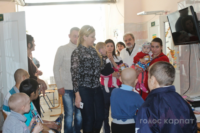 Днями депутат Мукачівської міської ради Вікторія Швардак опублікувала скандальні фото з дитячого онкологічного відділення обласної лікарні.