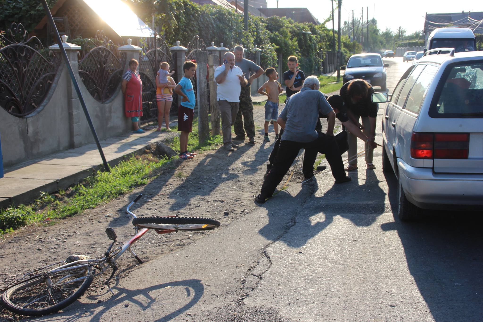 Учора ввечері в селі Підвиноградів Виноградівського району автомобіль «Volkswagen Pаssаt» іноземної реєстрації збив 14-річного хлопчика, який їхав на велосипеді.