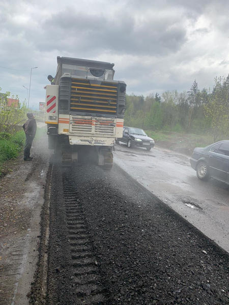 Нарешті дочекалися: На Іршавщині розпочався ремонт проблемної дороги (ФОТО)