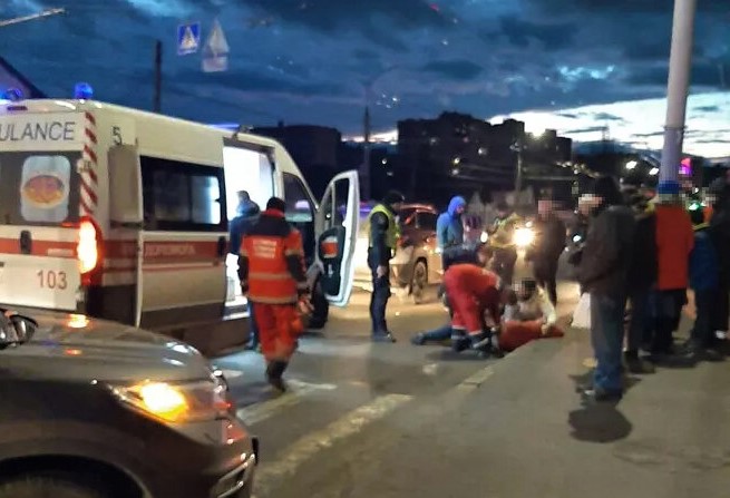 У Вінниці ввечері, 27 грудня, двох дітей 13 та 14 років госпіталізували до обласної дитячої клінічної лікарні внаслідок наїзду позашляховика.  