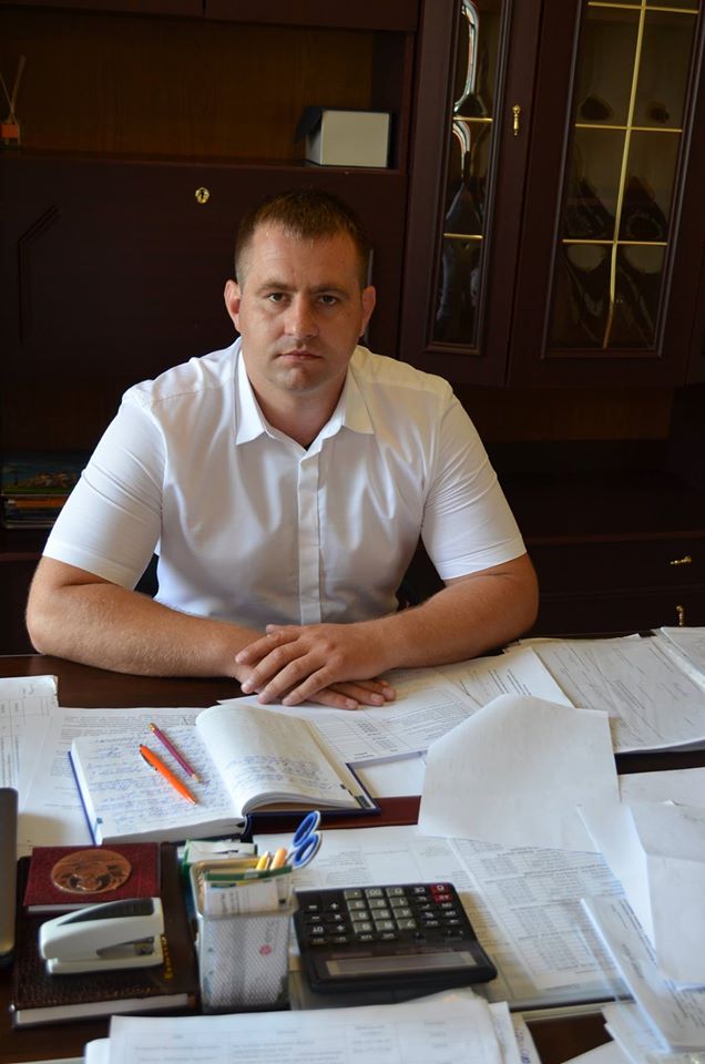 Ним згідно розпорядження міського голови Мукачева та за результатами стажування і проведення конкурсу став Олег Ціник.