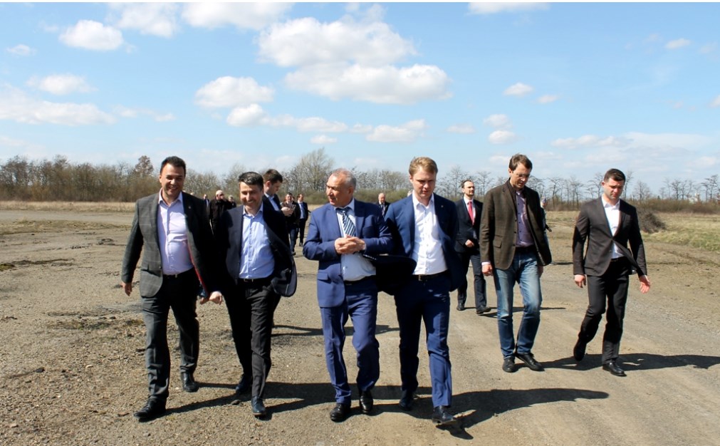 Сьогодні, 5 квітня, на Закарпатті з робочим візитом перебуває міністр інфраструктури Володимир Омелян.


