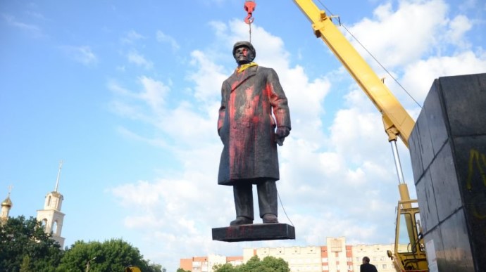 У місті Слов'янськ Донецької області за понад 747 тисяч гривень продали пам'ятник Леніну, який був демонтований сім років тому.

