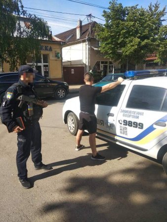 Днями, під час патрулювання в Берегові, поліцейські охорони зупинили для перевірки чоловіка.
