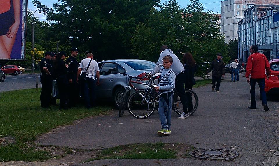 Інцидент трапився на вулиці Грушевського кілька годин тому.