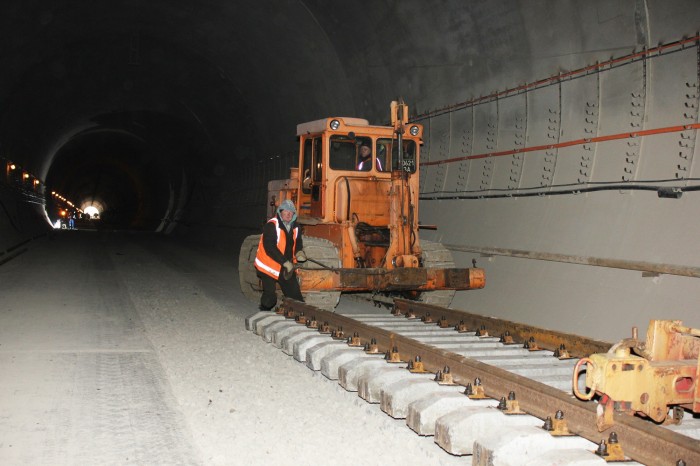 Після будівництва нового двоколійного Бескидського тунелю пропускна спроможність ліній Львів – Стрий – Чоп – Держкордон із Європою збільшиться з 47 до 100 пар поїздів на добу.

