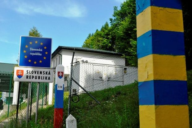 Пятерых нелегальных мигрантов и одну личность, которая их сопровождала, задержали сотрудники пограничной полиции Словакии в окресе Сниние в течение Пасхи.