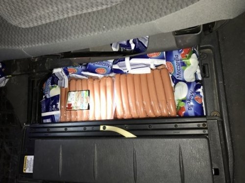 У середу, 16 листопада, на польсько-українському кордоні затримали автомобіль громадянина України, який намагався незаконно вивезти майже 300 кілограм м'ясопродуктів. 