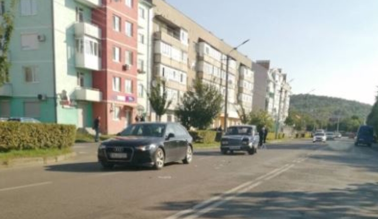 В Мукачеві сталася ДТП за участі автомобілів Audi та ВАЗ (ФОТОФАКТ)