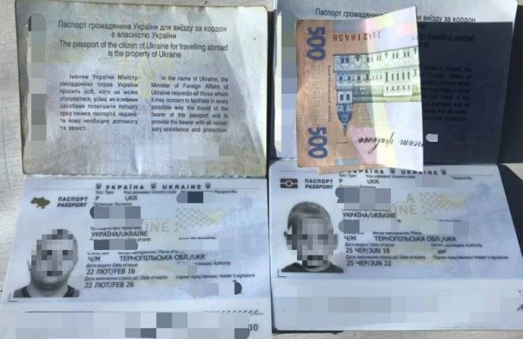 У закордонний паспорт свого неповнолітнього сина чоловік заздалегідь вклав купюру номіналом 500 гривень.