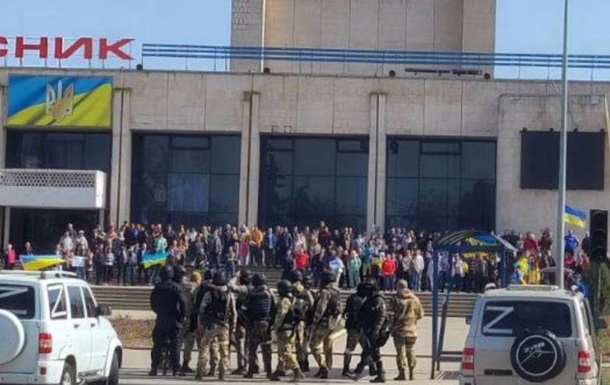 Російські військові розігнали мирних жителів, які зібралися на мітинг на підтримку України. У місті глушать мобільний зв'язок та відключили інтернет.