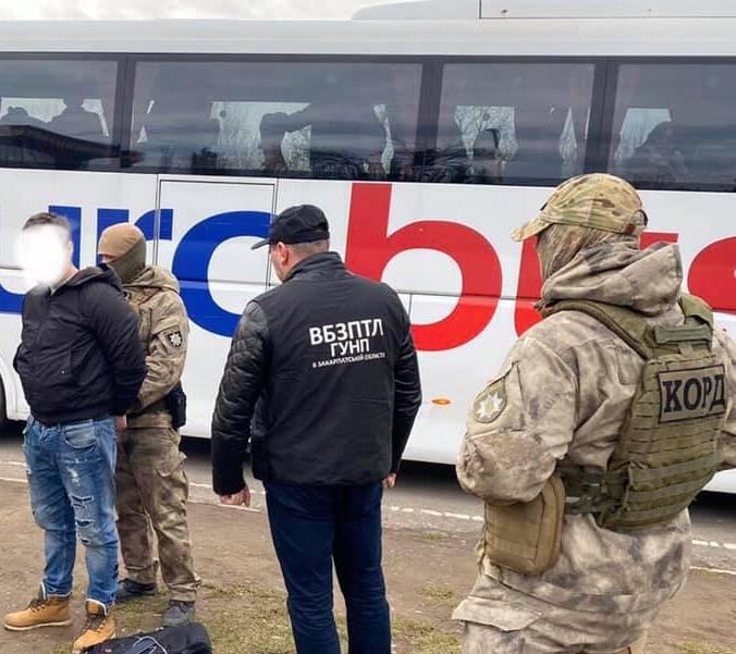 Поліцейськими та прикордонниками було затримано 23-річного мешканця Кіровоградської області, який саме намагався незаконно вивезти українок до Словаччини.