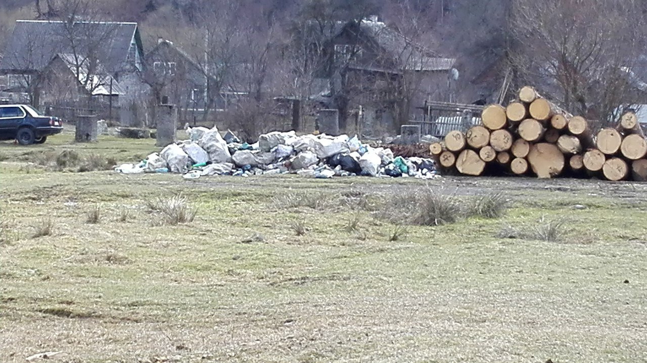 Жители села Богдан, возмущены тем, что в центре села, возле жилых домов и школьного стадиона, сбрасывают мусор.