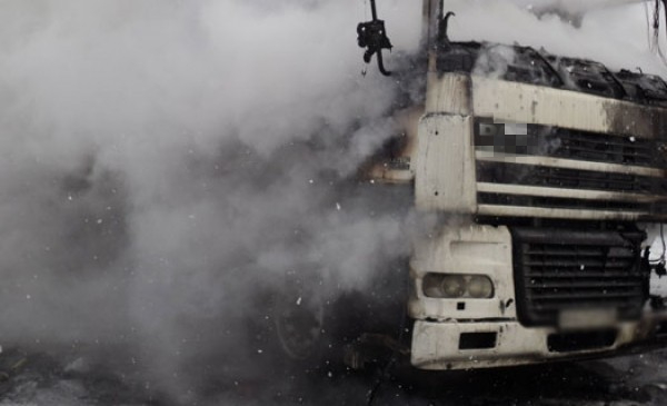 На трасі Київ-Чоп сталося загоряння причепа вантажівки.