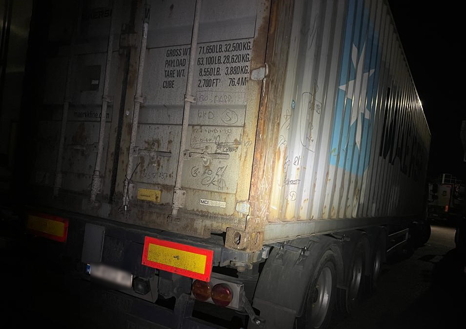 На Заході України прикордонники виявили вантажівку з дивними ознаками (ФОТО)
