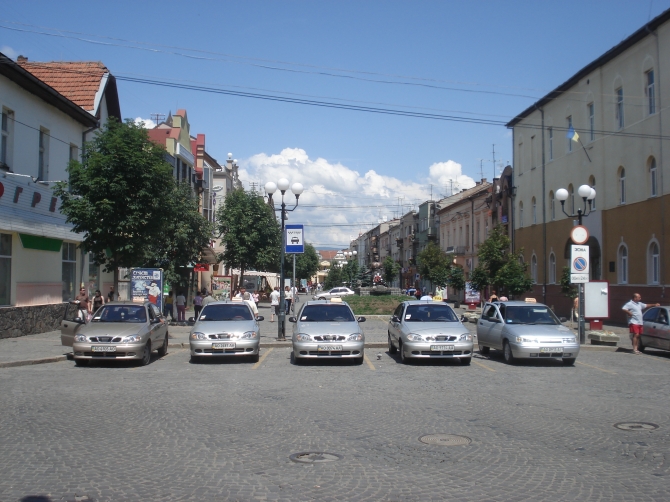 8 жовтня на нараді з питань благоустрою в Мукачівській міськраді чиновники обговорили проблеми стихійної торгівлі та розміщення парковок для таксі.