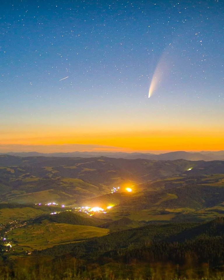 Вражаючий кадр: комету Neowise показали з Боржавського хребта в Карпатах (ФОТО)