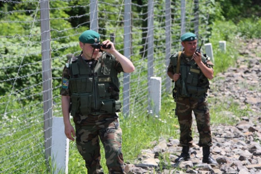 Порушника зупинили неподалік кордону зі Словаччиною. Наразі встановлюють обставини незаконної подорожі.
