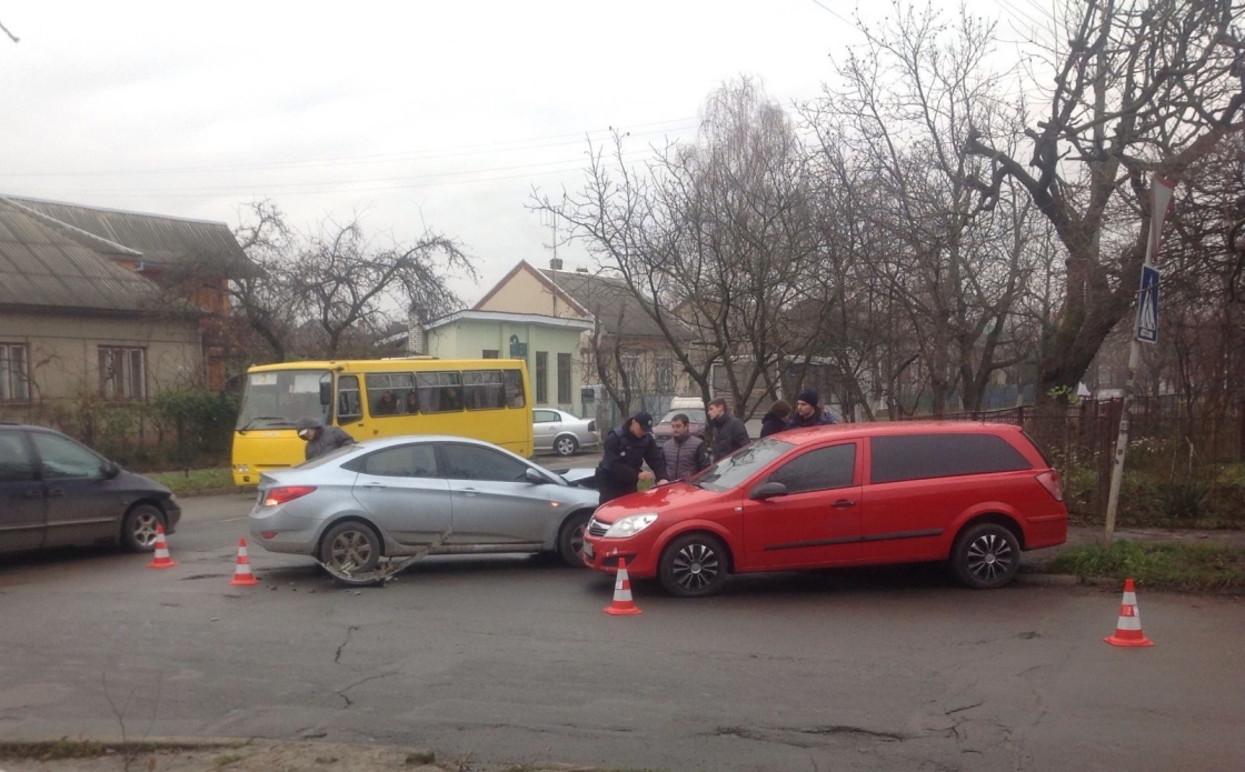Сегодня утром на перекрестке улиц Заньковецкой и Достоевского произошло ДТП между двумя легковыми автомобилями. Столкнулись 