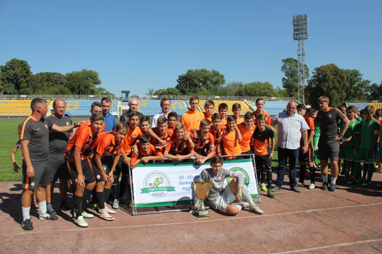 Вручили награды призерам и кубок победителям III международного детско-юношеского турнира по футболу.