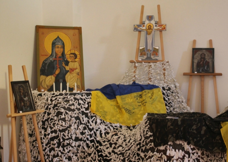 До Ужгорода привезли сотні картин та ікон "Для бійців від митців"