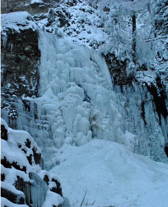 У мережі з'явилися неймовірні фото замерзлого водоспаду — Манявського.