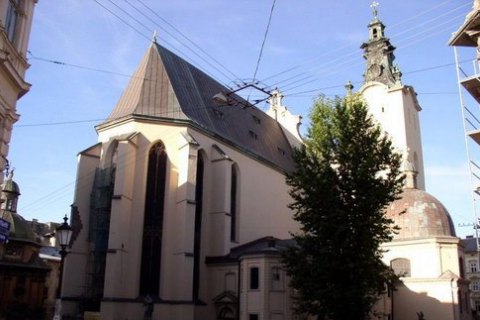 У неділю, 22 липня, близько 15:50 на пл. Кафедральній у центрі Львова невідома особа вистрілила в дівчину з небойової зброї та поранила її в ногу.

