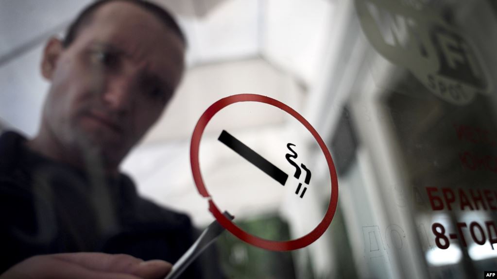 Верховна Рада відхилила законопроекти, якими пропонувалося розширити перелік місць, де заборонено курити, збільшити штрафи за куріння в заборонених місцях, заборонити розміщення сигарет на прилавках.