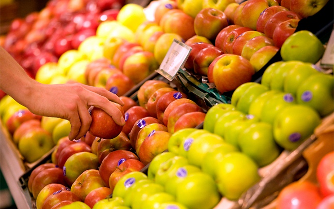 У перші дні осені ціни на українські яблука знизились щонайменше у півтора рази, це мінімум останніх 5 років. 

