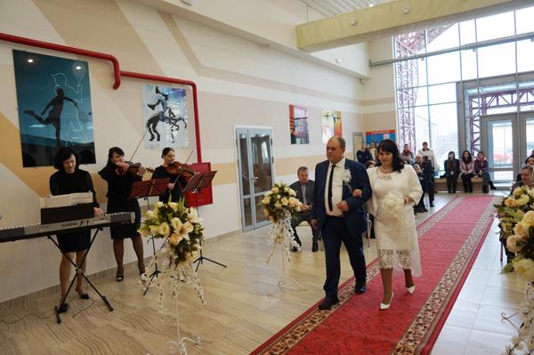Сьогодні, 11 січня, у спортивному комплексі «Спортивна арена «Тячів» відбулася перша церемонія державної реєстрації шлюбу в рамках пілотного проекту «Шлюб за добу».
