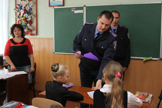 Поліцейські прийшли привітати вихованців Закарпатського центру соціально-психологічної реабілітації дітей, що находиться у м.Свалява,  із 10-ю річницею від дня заснування центру.