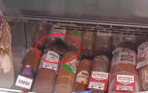 Очевидець зняв відео, як в одному з харківських магазинів всередині вітрини по ковбасі бігала миша.
