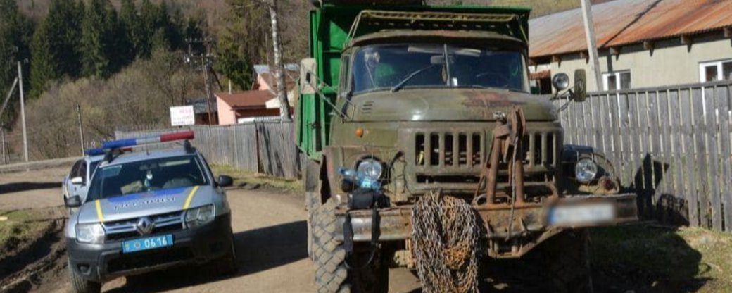 На Тячівщині в селі Усть Чорна правоохоронці вилучили вантажівку з нелегальною деревиною. 