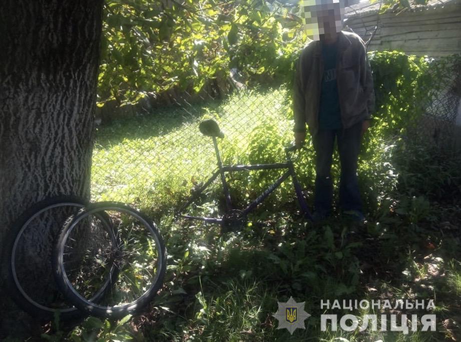 Поліцейські Великоберезнянського відділення  менш ніж за годину встановили особу чоловіка, який викрав від жителя села Забрідь велосипед.