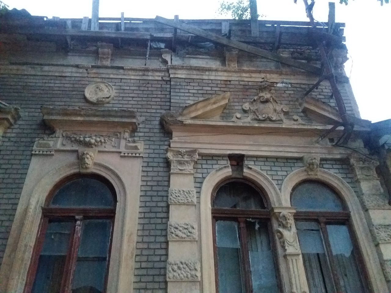 У центрі Ужгорода розвалюється історичний будинок.