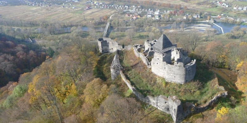 У містичному замку на Ужгородщині відбудували дві вежі (ВІДЕО)