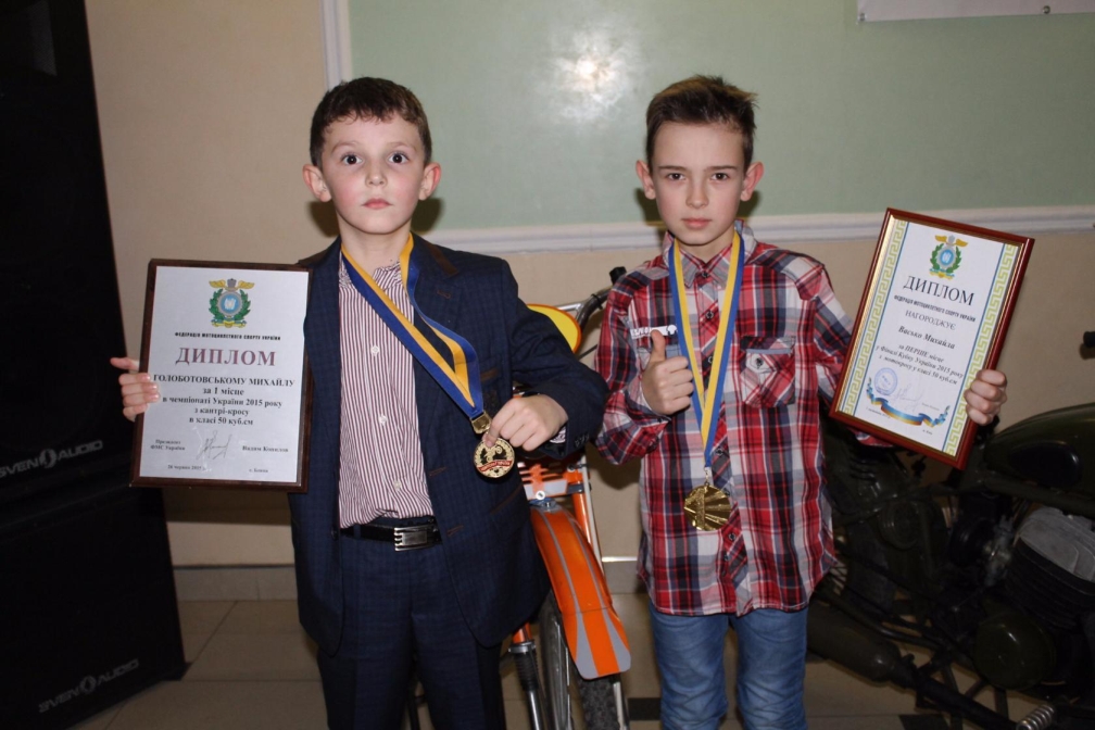 Михайло Голоботовський з Ізи, що на Хустщині, у свої сім років став чемпіоном України 2015 року з мотоциклетного спорту (кантрі-кросу) в класі 50 куб.см.