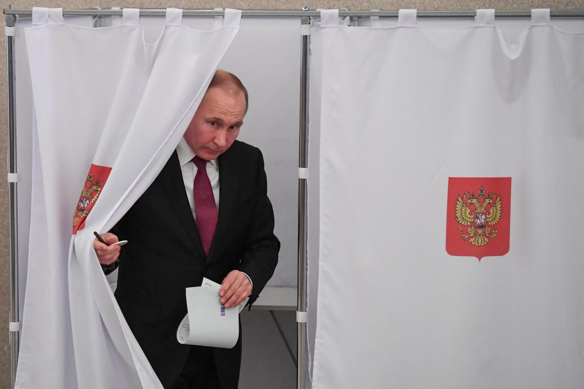 Журналісти та спостерігачі стежать за виборами на виборчих дільницях у різних частинах Росії, і часто фіксують порушення. 