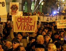В Угорщині тисячі людей мітингують проти...