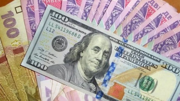 Національний банк послабив офіційний курс гривні до долара на 3 копійки. У той же час курс національної валюти до євро зріс відразу на 21 копійку.
