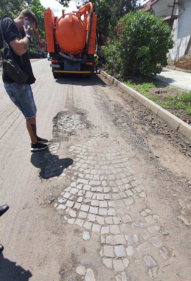 Во время фрезерования в рамках капитального ремонта улицы Ивана Анкудинова в Ужгороде под старым слоем асфальта обнаружили каменную мостовую.
