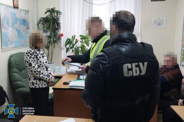 За даними слідства, чиновниця допомогла приватному підприємцю затвердити документи з неправдивими відомостями, внаслідок чого до України завезли фальсифікованих ліків на 32 мільйони гривень.
