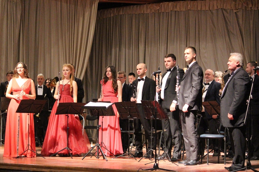 В Ужгороді естрадно-духовий оркестр зіграв концерт "До вас з любов'ю"