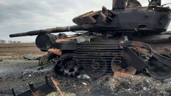 Російські окупаційні війська втратили 20600 людей та 790 танків від початку війни в Україні.

